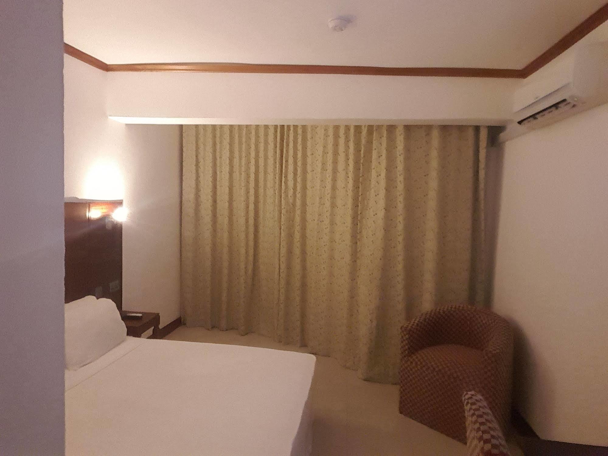 Golden Gate Hotel Кумаси Екстериор снимка
